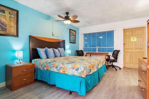 Un pat sau paturi într-o cameră la Malibu Resort Motel