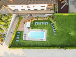 an overhead view of a yard with a swimming pool at Hotel B&B Feldmessner in Brunico