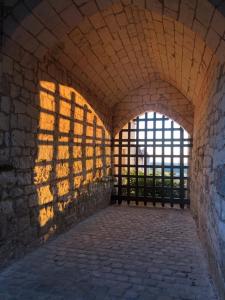 un arco en un edificio con el sol brillando por las ventanas en Le Cottage d'Eleanor gîte de charme avec spa Jacuzzi privé en Marçay