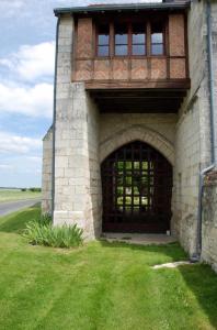 un gran edificio de ladrillo con una puerta grande en Le Cottage d'Eleanor gîte de charme avec spa Jacuzzi privé en Marçay
