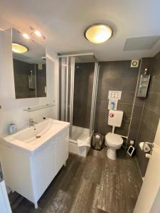een badkamer met een witte wastafel en een toilet bij City Holiday Apartments Berlin in Berlijn