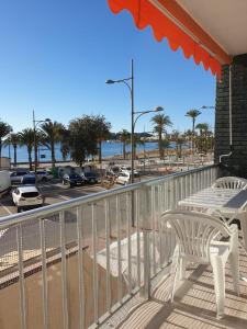uma varanda com vista para a praia e uma rua em Mirando al Mar desde el Rihuete em Puerto de Mazarrón