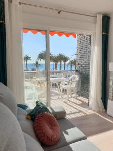 uma sala de estar com um sofá e vista para a praia em Mirando al Mar desde el Rihuete em Puerto de Mazarrón