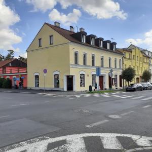 een groot geel gebouw aan de straatkant bij Apartma Františkovy Lázně in Františkovy Lázně