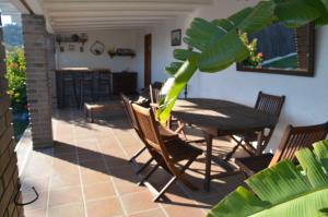 uma sala de jantar com uma mesa e cadeiras num pátio em Sea view, Wonderful pool, Nature, Peaceful em Sant Cebrià de Vallalta