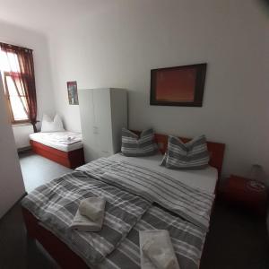 Un dormitorio con una cama con almohadas. en Apartma Františkovy Lázně, en Františkovy Lázně