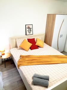 uma cama com almofadas coloridas num quarto em Nice2GreetYou em Chernivtsi