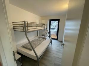 Ce dortoir comprend des lits superposés. dans l'établissement Schullandheim Alpina, à Immenstadt