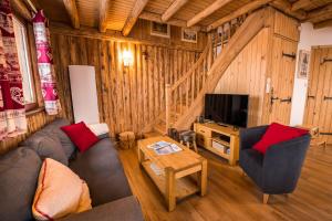 TV a/nebo společenská místnost v ubytování Le Bois des Neiges Charmant chalet authentique à 5 mn de Gérardmer