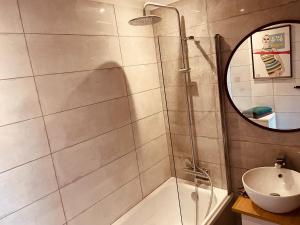 łazienka z prysznicem, umywalką i lustrem w obiekcie Apartament Karlikowska z widokiem na morze w mieście Sopot +22 zdjęcia