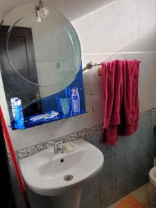 uma casa de banho com um lavatório e um espelho em Appartement al fadl em Marrakech