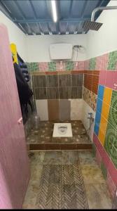Ένα μπάνιο στο CabinStay Cikgu Sungai Batu Besi