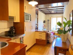 a kitchen with a sink and a counter top at Plaza Mayor 19-Precioso estudio único en Salamanca in Salamanca