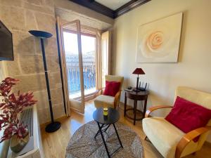 a living room with a couch and a chair at Plaza Mayor 19-Precioso estudio único en Salamanca in Salamanca