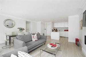 a living room with a couch and a table at Stunning 2 bed - Bond Street and Selfridges! in London