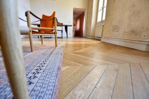 Cette chambre comprend une table, une chaise et un tapis. dans l'établissement St Honoré - Appart Design, à Arles