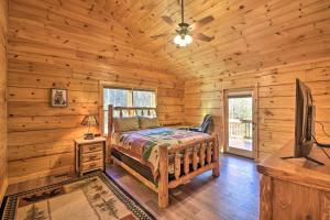 Katil atau katil-katil dalam bilik di Private Cabin with Furnished Porch on Less Than 3 Acres!