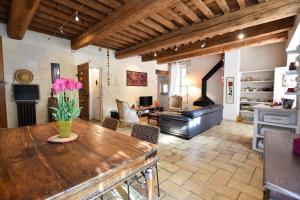 a living room with a wooden table and a couch at Zen Arena, Clim - Terrasse in Arles