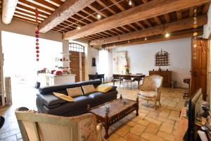 a living room with a couch and a table at Zen Arena, Clim - Terrasse in Arles