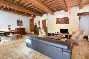 a large living room with a couch and a table at Zen Arena, Clim - Terrasse in Arles