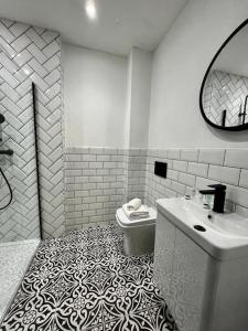 Bathroom sa Stunning 1 bed Apt in West End