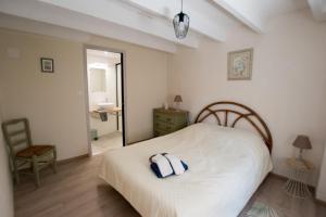 Un dormitorio con una cama con una toalla. en Madeleine - Maison proche des Arènes en Arlés