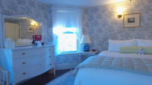 Säng eller sängar i ett rum på Moseley Cottage Inn and The Town Motel