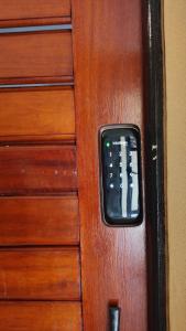 uma maçaneta com um controlo remoto numa porta de madeira em Aquaville Resort - Terreo Nascente - Beach Park em Aquiraz