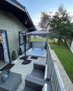 Zahrada ubytování Reynards Retreat Lodge with Hot Tub