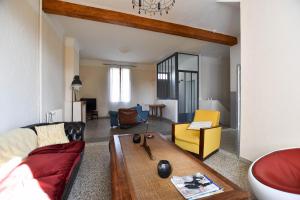 ein Wohnzimmer mit Sofa und Tisch in der Unterkunft Palmeira, Piscine - Parking - Clim in Arles