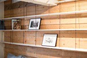 Una pared con estanterías con libros. en Perchoir - Terrasse en Arlés