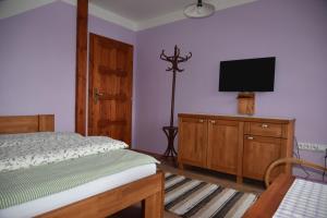 Katil atau katil-katil dalam bilik di Chalupa Tomiva