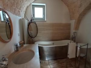 Koupelna v ubytování Masseria - Trulli Genius Loci Dimore + 37 fotografií