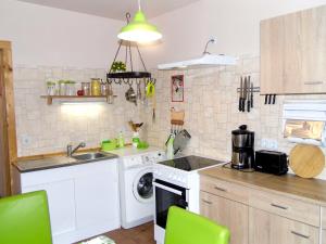 cocina con fregadero y lavadora en Ferienwohnung Gluehwuermchen, en Barnin