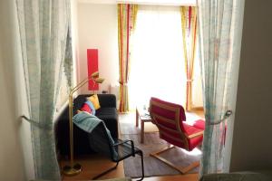 sala de estar con sofá y 2 sillas en Laurin Apartment L63 en Dresden