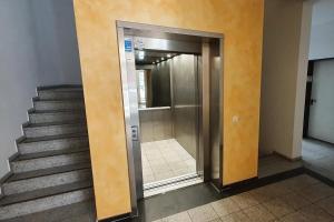 德勒斯登的住宿－Laurin Apartment L63，楼梯所在的建筑中的电梯