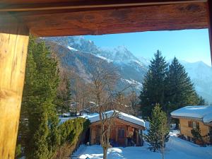 una vista su una montagna innevata da una cabina di La Chaine du Mont-blanc a Chamonix-Mont-Blanc