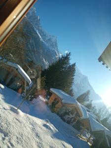 uma vista para uma montanha coberta de neve a partir de um comboio em La Chaine du Mont-blanc em Chamonix-Mont-Blanc