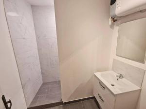 Koupelna v ubytování GregBnb - Centre Ancien - T2 style loft