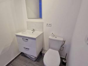 Koupelna v ubytování GregBnb - Centre Ancien - T2 style loft