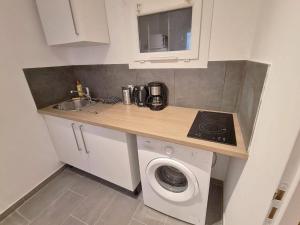 Kuchyň nebo kuchyňský kout v ubytování GregBnb - Centre Ancien - T2 style loft + 4 fotografie