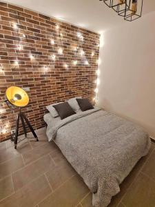 Postel nebo postele na pokoji v ubytování GregBnb - Centre Ancien - T2 style loft