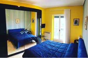 1 dormitorio con 2 camas y un espejo grande en Casa degli Aranci, en Sorrento