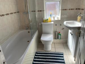 y baño con aseo, ducha y lavamanos. en Large House Near Anfield & Liverpool Town en Liverpool