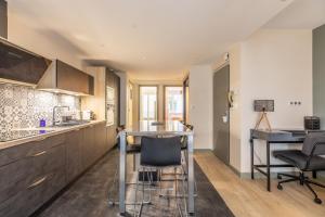 una cucina con un tavolo e sedie in una stanza di STANDING THERMES - Confort - Proche Thermes & Bords d'Allier a Vichy
