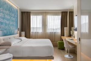 Cama ou camas em um quarto em N’vY Manotel