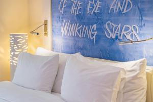 Cama ou camas em um quarto em N’vY Manotel