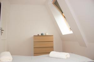 Postel nebo postele na pokoji v ubytování Sunny & cozy Penthouse with Terrace DG3 QS12