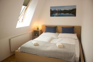 - une chambre avec un grand lit et 2 oreillers dans l'établissement Sunny & cozy Penthouse with Terrace DG3 QS12, à Vienne