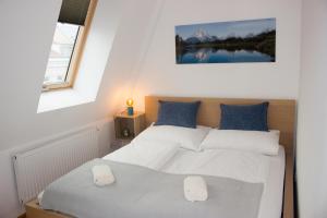 um quarto com 2 camas e uma janela em Sunny & cozy Penthouse with Terrace DG3 QS12 em Viena